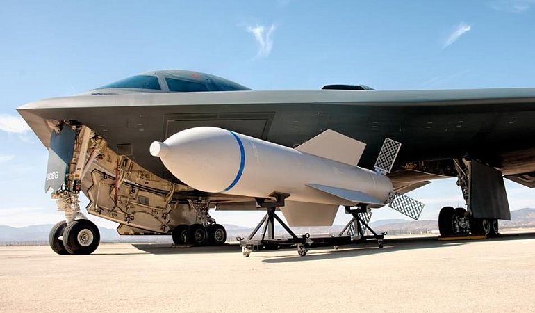 Стратегический бомбардировщик B-2 с противобункерной бомбой GBU-57 (США)
